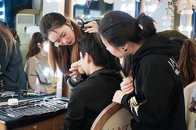 30岁的女人学化妆有前途吗?化妆师发展前景分析,学化妆好就业吗