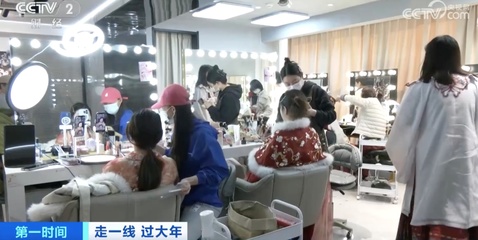 汉服文旅持续火热 化妆师供不应求→