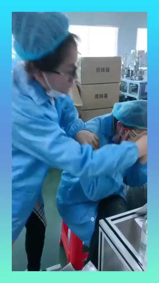 自从进了化妆品厂,美女的面膜就没有花过钱,今天运气不佳被主任抓现行啦
